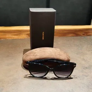 ?Tom Ford FT0844 01B ? SHINY BLACK Sunglasses Amazon.com: Tom Ford ANI FT 0844 Shiny Black/Dark Grey  main image 4